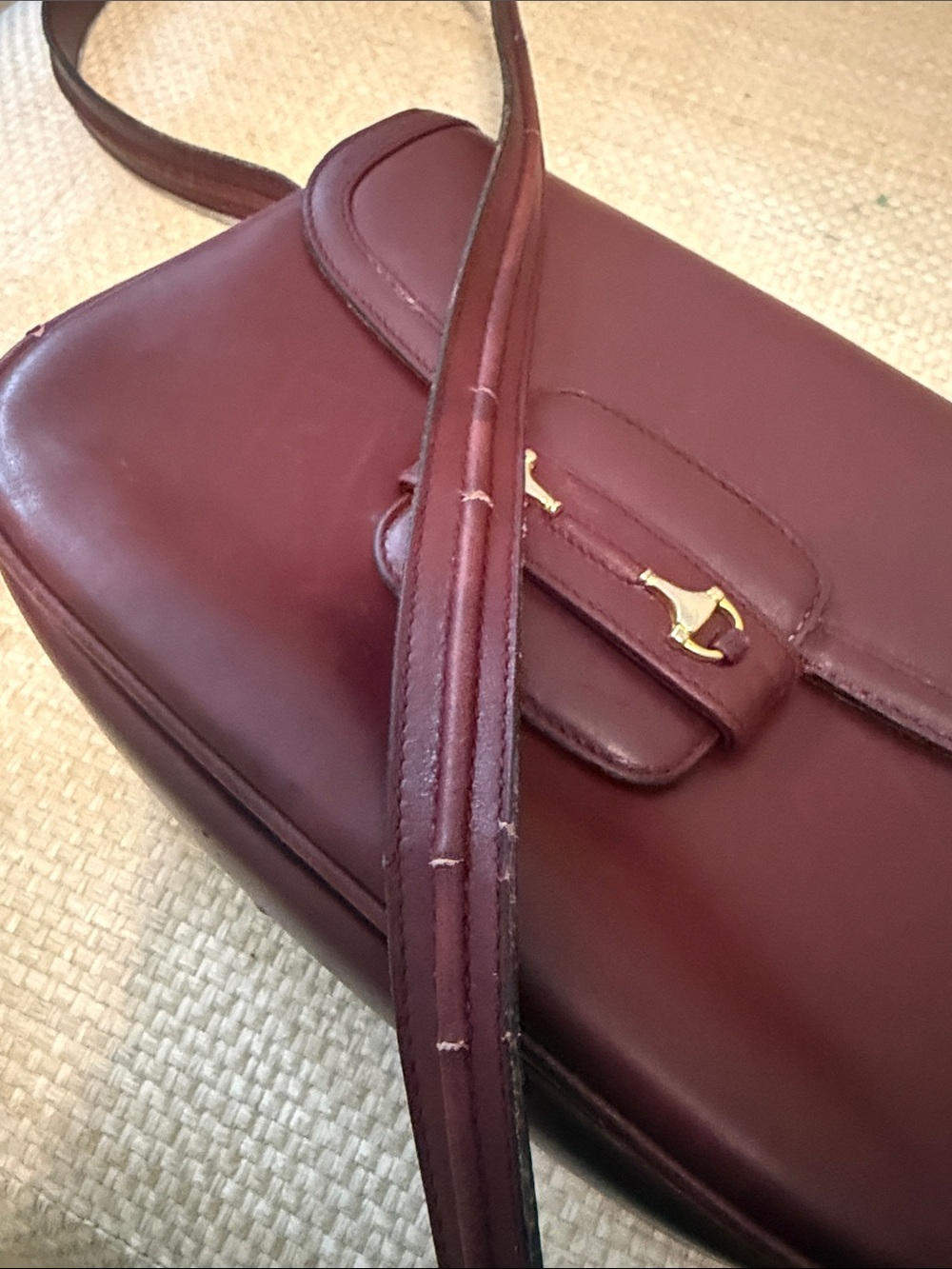 Gucci Burgundy Leather Shoulder Bag with Gold Hardware - Picture 4 of 9